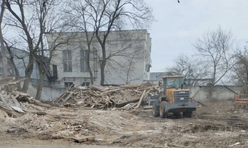 Спрабавалі выратаваць і прадавалі з аўкцыёна. У Гродне ўсё ж знеслі рэдкі драўляны дом 1930-х гадоў Знесены дом. Фота: сацсеткі