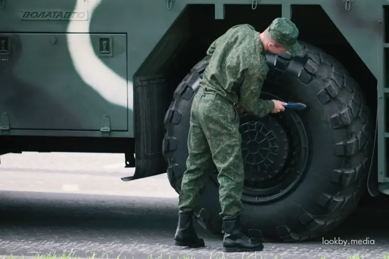 Прапагандысты спрачаюцца з-за калегі — яна абуралася, што сына-студэнта прызываюць у войска армия беларуси техника