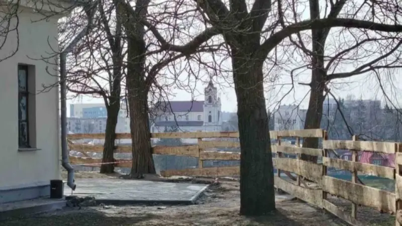 «Я патрабую кнігу скаргаў». Каля Новага замка ўладкуецца стыхійная аглядальная пляцоўка: не ўсе гродзенцы задаволеныя смотровая площадка Новый замок