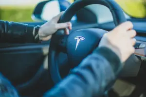 Tesla Model 3 з Амерыкі ў Беларусі