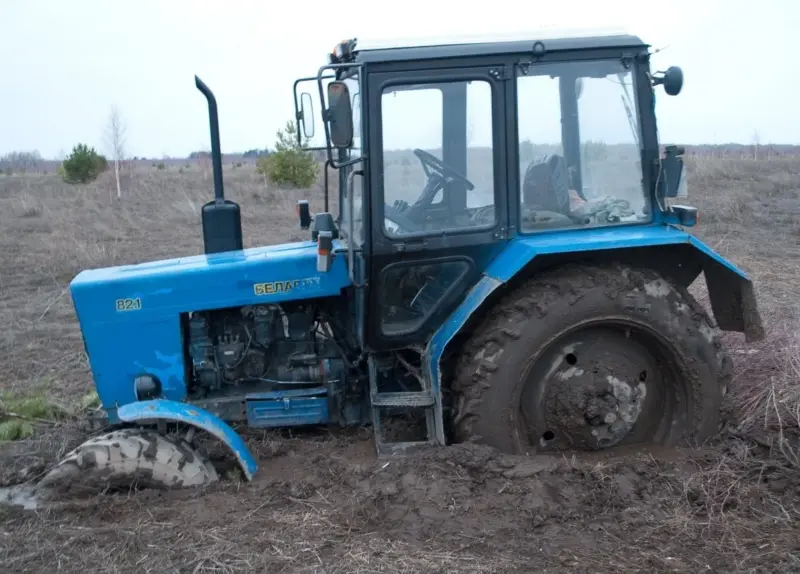 Жыхар Ашмянаў выпіў і вырашыў скрасці трактар. Нічога не выйшла, але мужчыну пакаралі