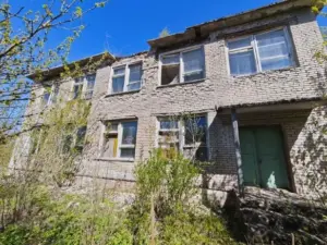 У Гродзенскай вобласці знясуць будынак школы — ён не выкарыстоўваўся і не прадаваўся Школа ў вёсцы Багушы. Фота з дакументаў дзяржзакупкі